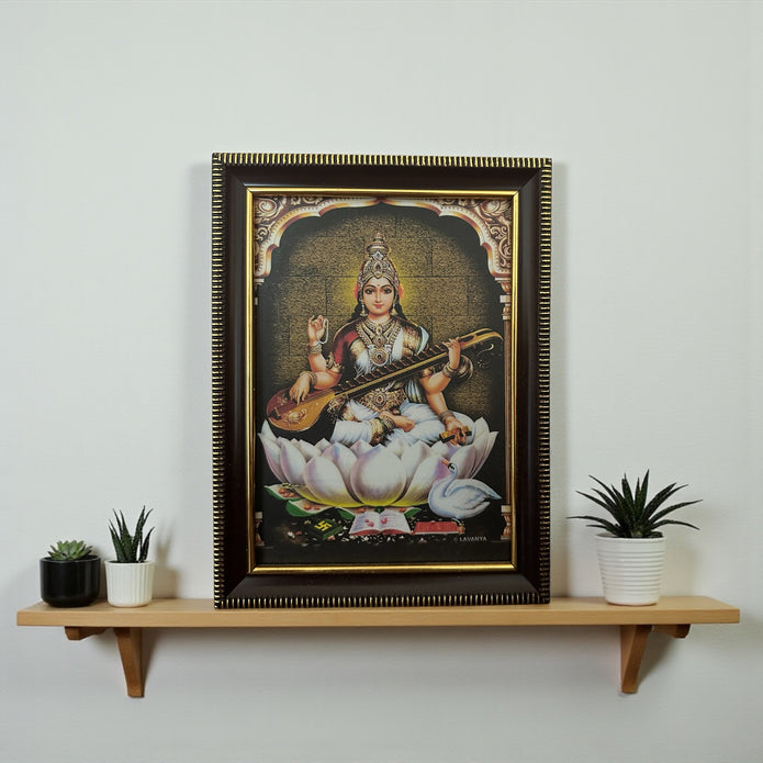 Dievietes Sarasvatī ierāmēta sienas glezna – 20 × 15 cm