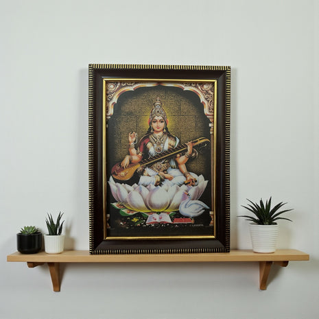 Dievietes Sarasvatī ierāmēta sienas glezna – 20 × 15 cm