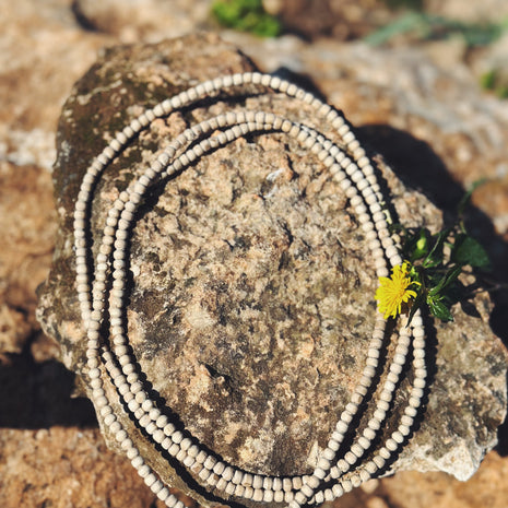 Trīskārtīga Tulsi Kanthi mala kaklarota – dabīga (4 mm)