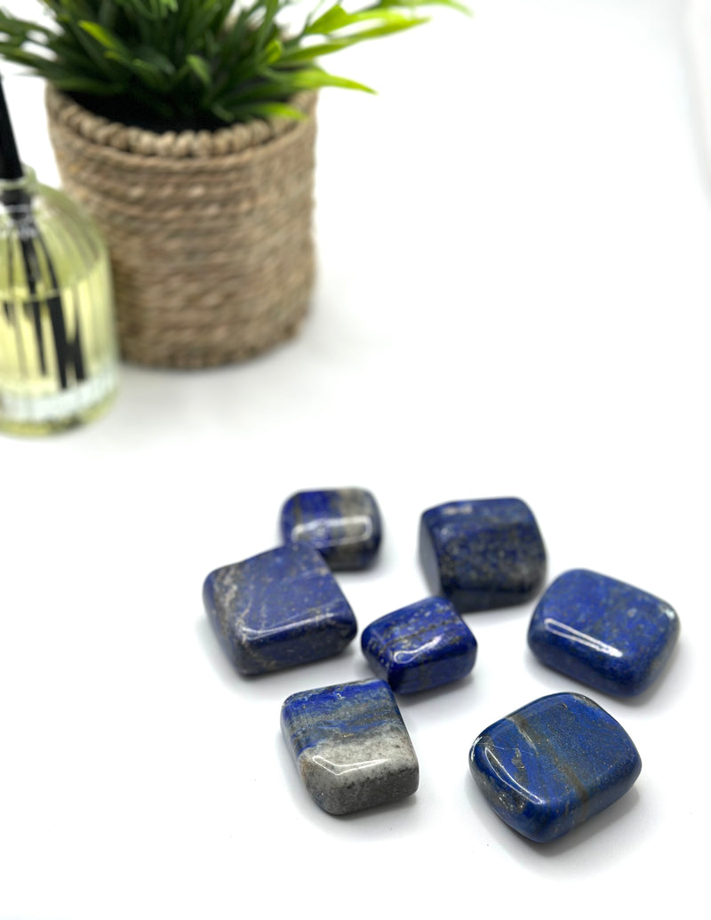 Lapis Lazuli Tumbled Stone – Intuition & Truth (±2.5–3.5 cm, AA Grade)