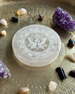 Selenīta uzlādes plāksne – Lotosa mandalas dizains 10 cm