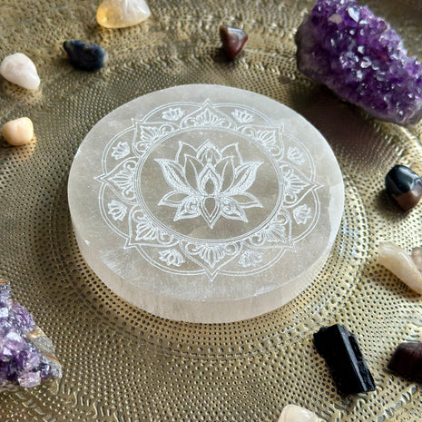 Selenīta uzlādes plāksne – Lotosa mandalas dizains 10 cm