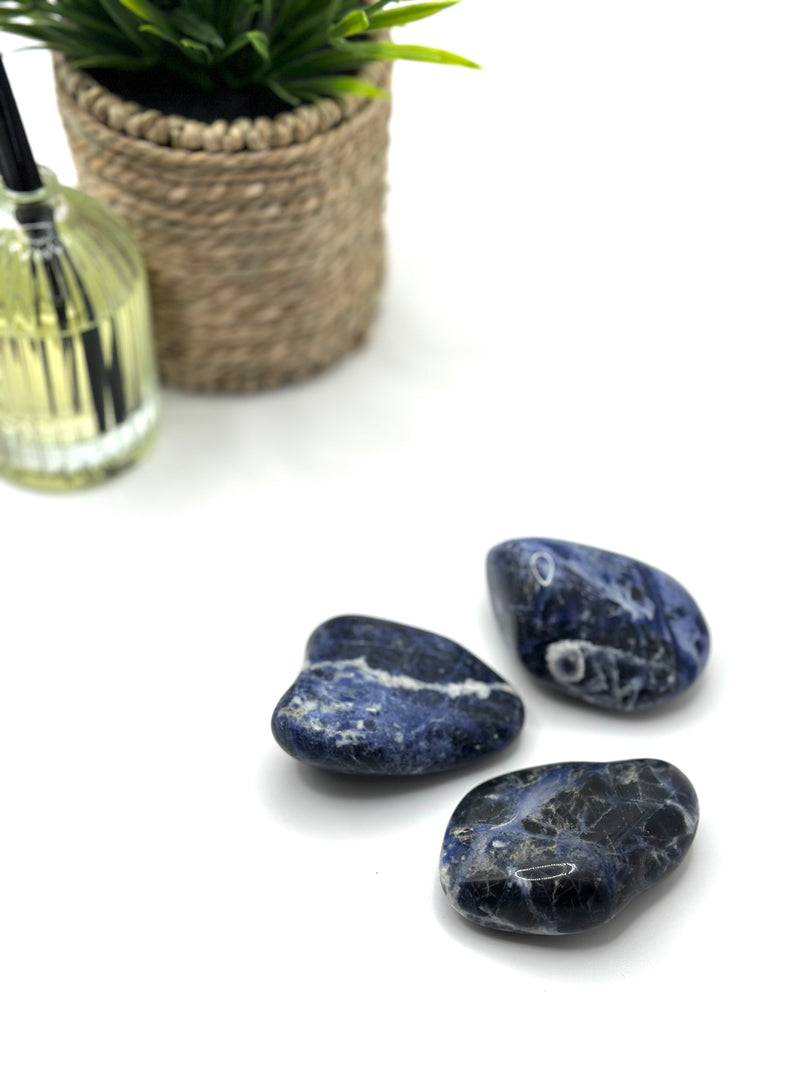 Sodalite Tumbled Stone – Intuition, Truth & Mental Clarity (±5–6 cm)
