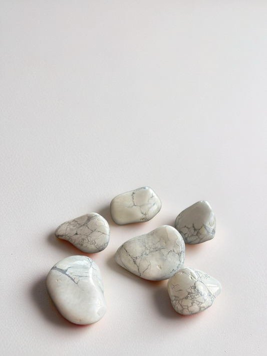 White Howlite Tumbled Stone – Calm & Spiritual Awareness(±3–5 cm)