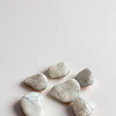 Baltais Hovlīta akmens – "Miers un Garīga apzināšanās" (±3–5 cm)