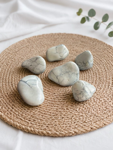 White Howlite Tumbled Stone – Calm & Spiritual Awareness(±3–5 cm)