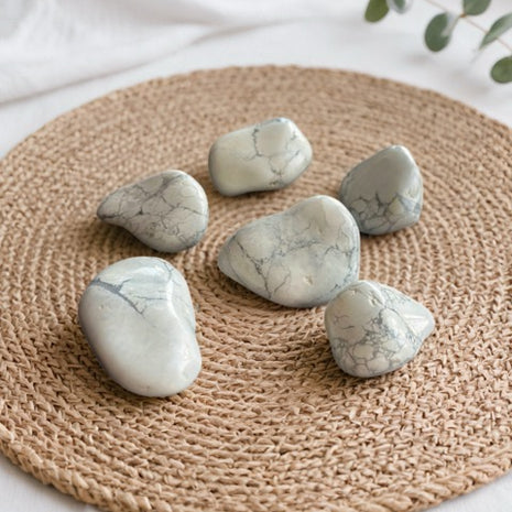 Baltais Hovlīta akmens – "Miers un Garīga apzināšanās" (±3–5 cm)