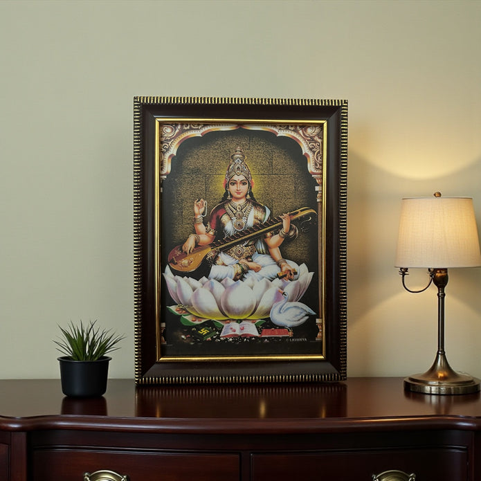 Dievietes Sarasvatī ierāmēta sienas glezna – 20 × 15 cm